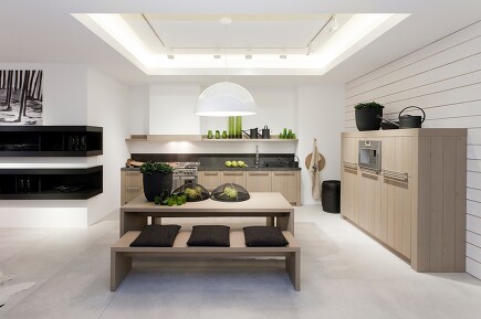 Puristische Wohnküche mit sägerauer Eichenfront Puristische Wohnküche mit sägerauer Eichenfront